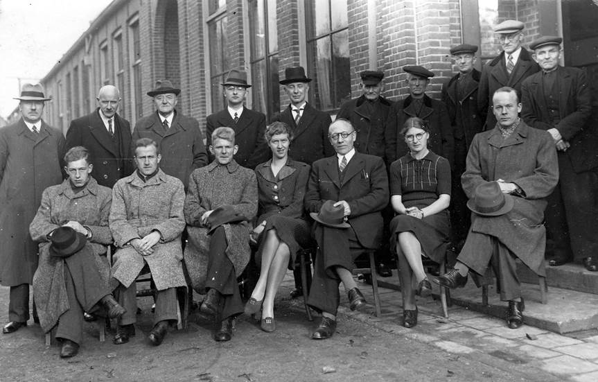 Afscheid onderwijzeres M.A. Bosshardt van de 2e Chr. school in wijk 6-775 op 31 oktober 1941.
Mevr. Bosshardt zit in het midden en rechts naast haar zit het schoolhoofd (de bwaammaister) Jan Koning.
Vooraan zitten en linksachter staan waarschijnlijk bestuursleden en rechtsachter vertegenwoordigers van de ouders staan.
Wie weet meer?