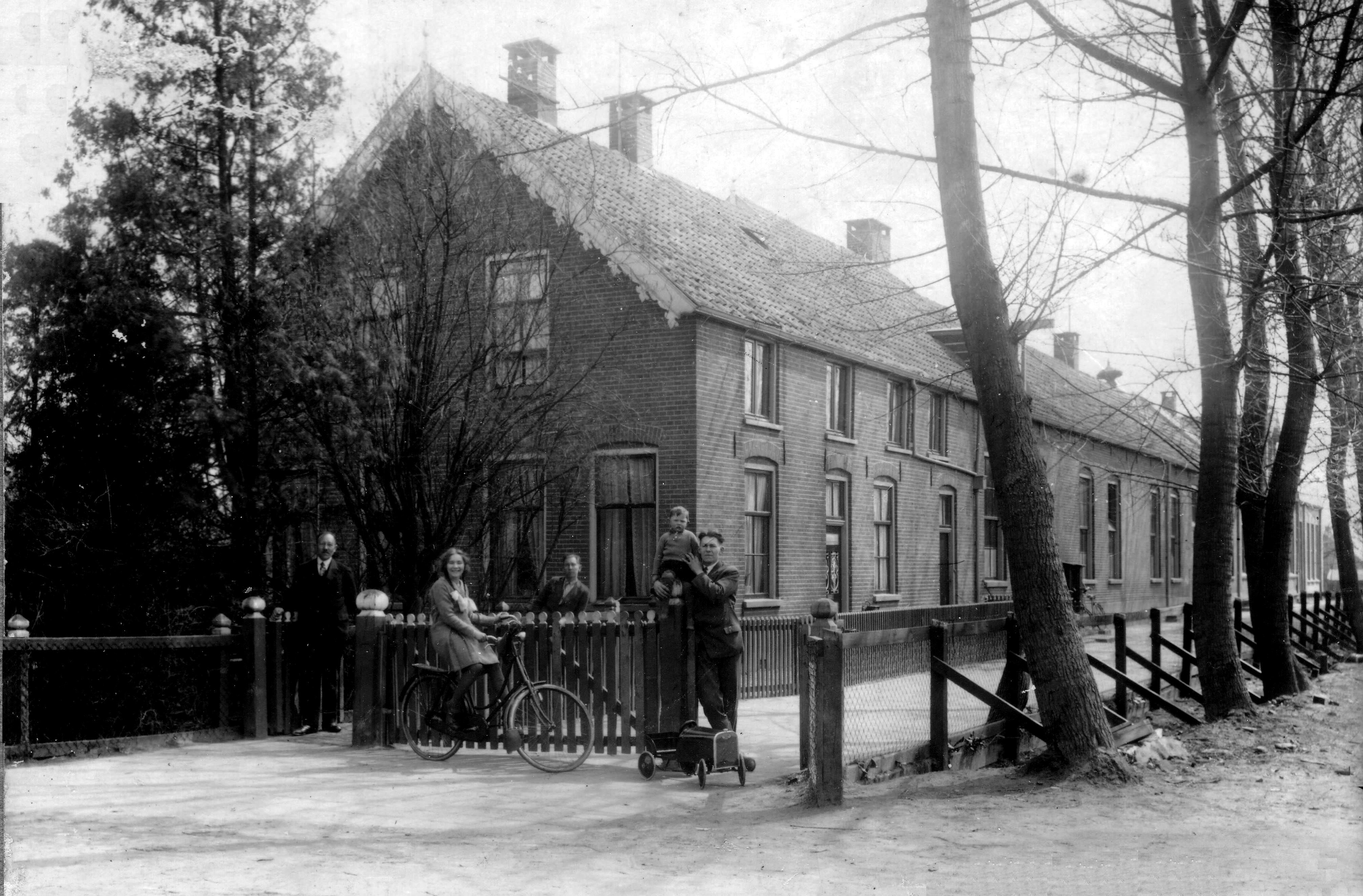 2e Christelijke school Oosteinde met meester Koning en gezin.
Dit is de de 2e Christelijke school op Vriezenveen, wijk 6-775, woonhuis 776. Links staat schoolhoofd Jan Koning en naast hem v.l.n.r. Jantina Alida, Lukas, Egbert Jan en Pieter. 