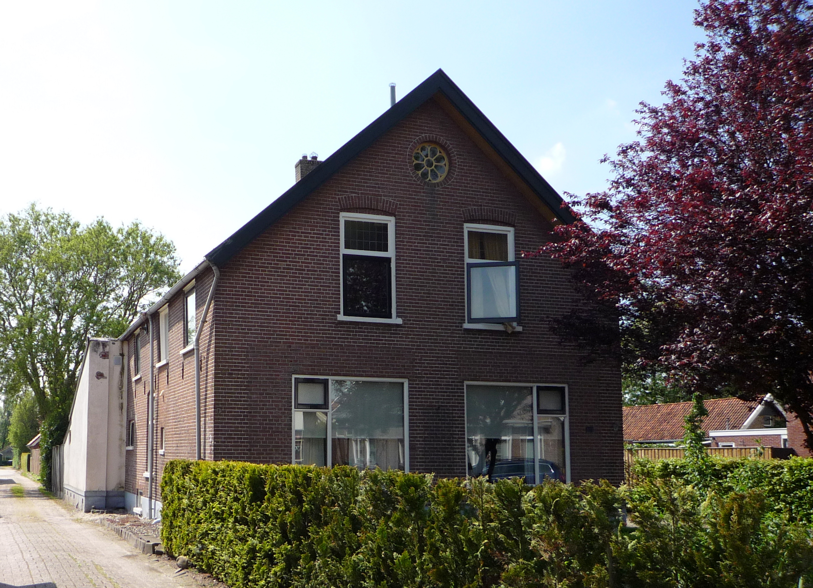 Christelijke school Oosteinde (wijk 6-775). Alleen het verbouwde woonhuis is nog over.