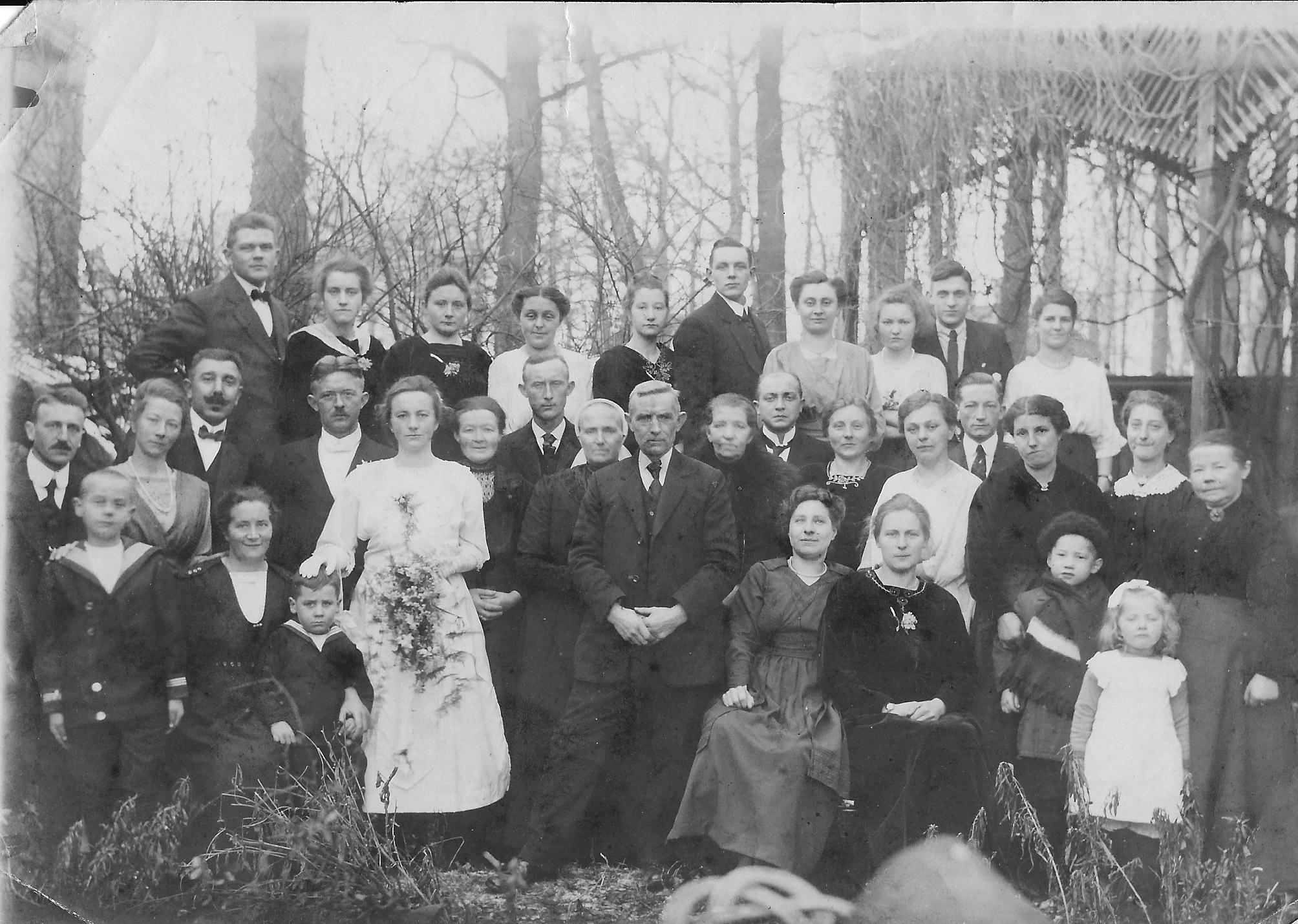 Trouwfoto Johannes Dekker en Hermanna Bernarda Aalderink, met familie