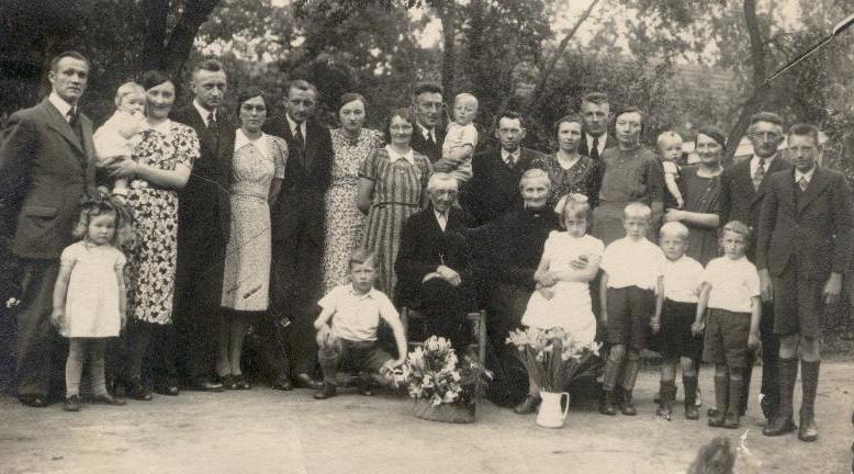 Johannes Waanders en Hendrika Tijhoff met kinderen en kleinkinderen.