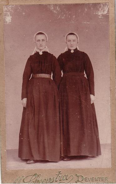 Zussen Alberdina Heuver (1890, links) en Alberta Heuver (1893).
