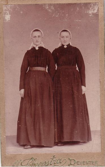 Zussen Alberdina Heuver (1890, links) en Alberta Heuver (1893). Zussen Alberdina Heuver (1890, links) en Alberta Heuver (1893).